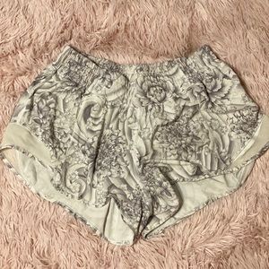 Lulu Lemon Hotty Hot Shorts 2.5”